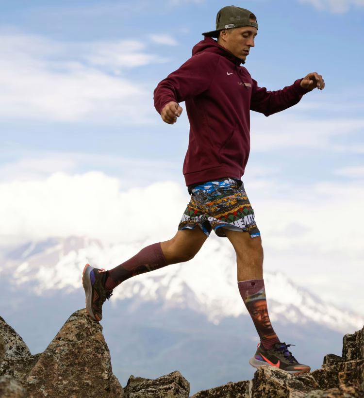 Trailrunner läuft über wurzeligen Singletrail – technische Trails Balance Training